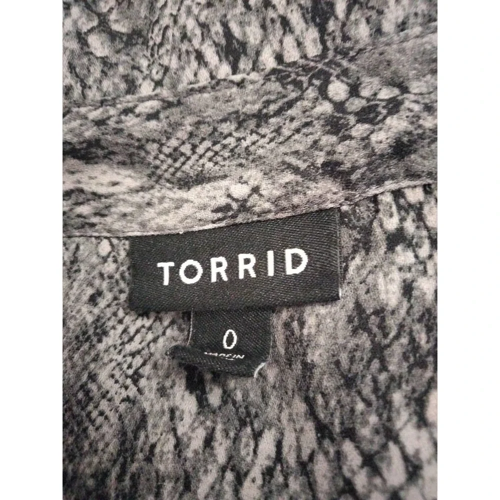 Torrid black gray snake skin pattern button up V neck blouse size large - Picture 7 of 8